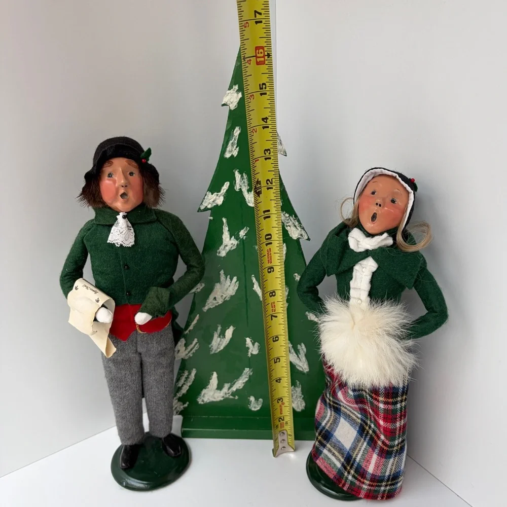 VTG Byers Choice The Carolers 1991 Couple Caroling + Wood Tree Decor Made in USA